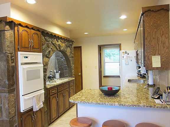 UPDATED kitchen, granite, loads of cabinets