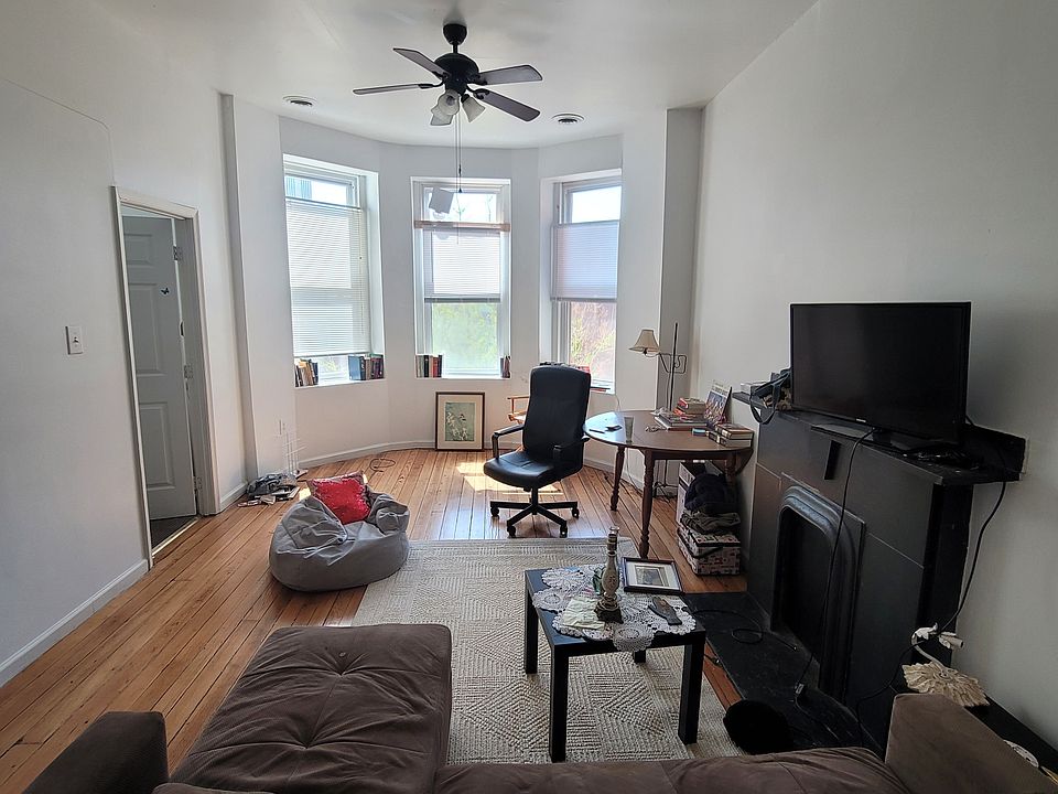 2nd image of 404 W Grace St APT 2
