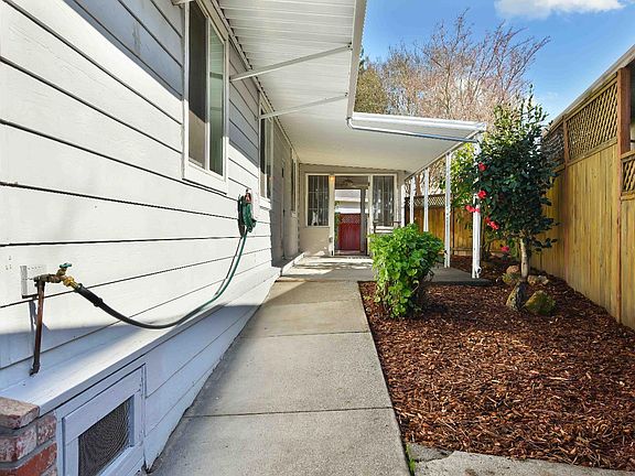 3rd image of 12 Del Rio Court