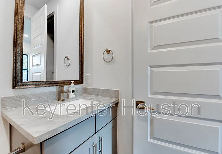 2928 Lamar St — Photo 6