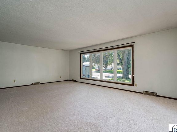 5th image of 19 Higbie Ave W