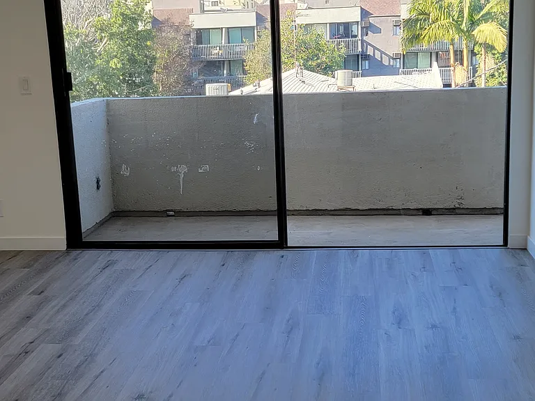 723 N Westmount Dr #303 — Photo 15