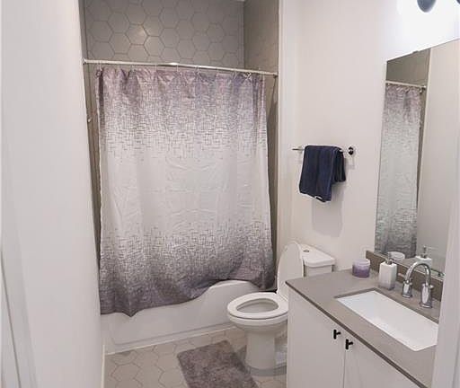 4th image of 800 Embassy Dr APT 405
