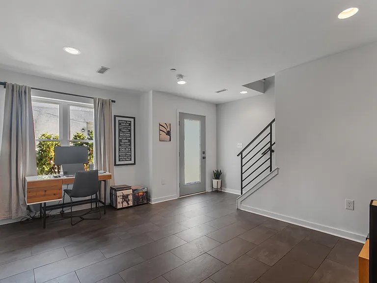 136 Burnside St — Photo 5