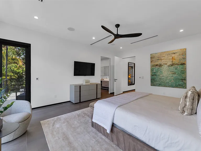 727 NE 17th Way — Photo 73