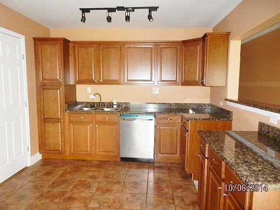 3rd image of 744 Camelia Ave
