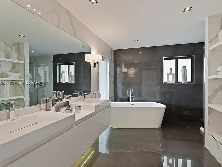 7972 Biscayne Point Cir — Photo 13