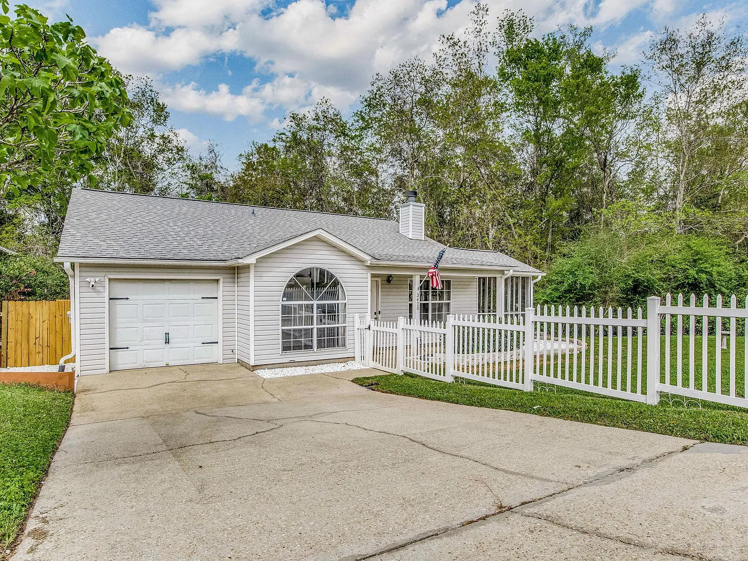 3420 Riverside Dr — Photo 2