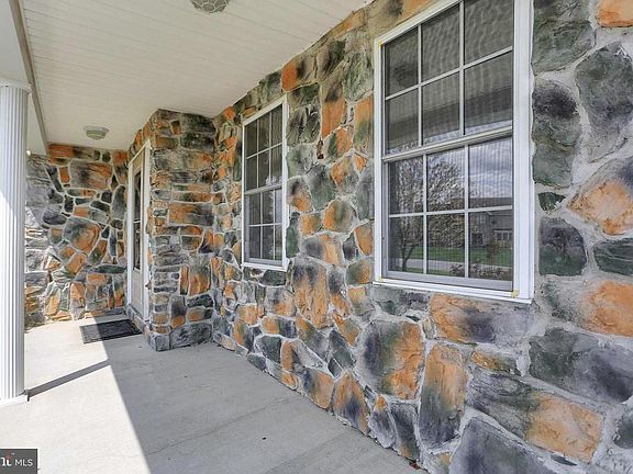 4th image of 980 Cranberry Dr