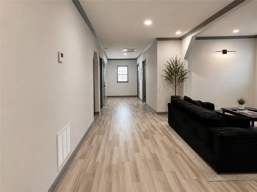 1 bed, 1.0 bath, 1847 sqft, $925 — Photo 2