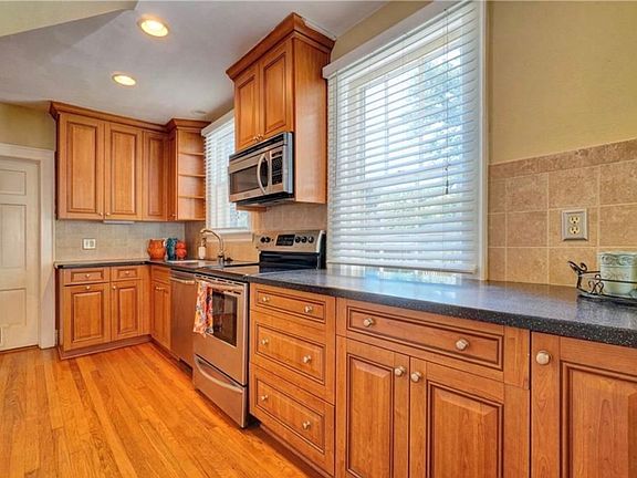5th image of 403 Oak Grove Rd