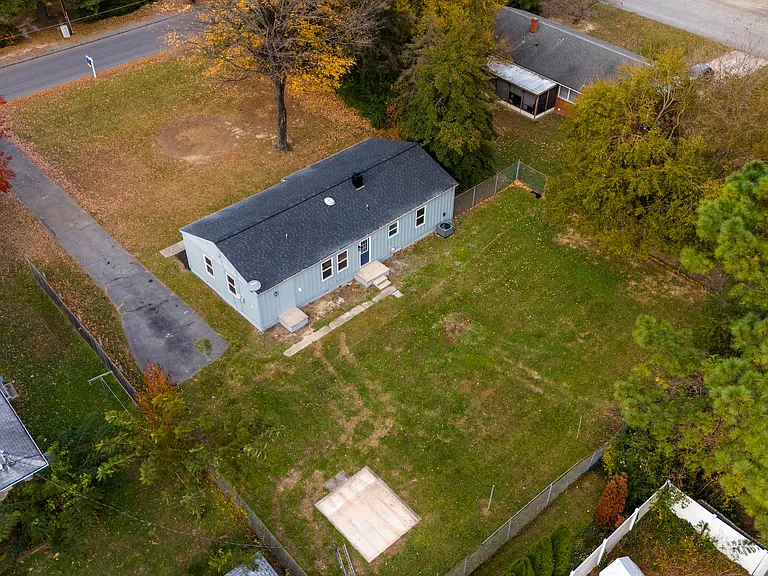 304 Hadaway Dr — Photo 4