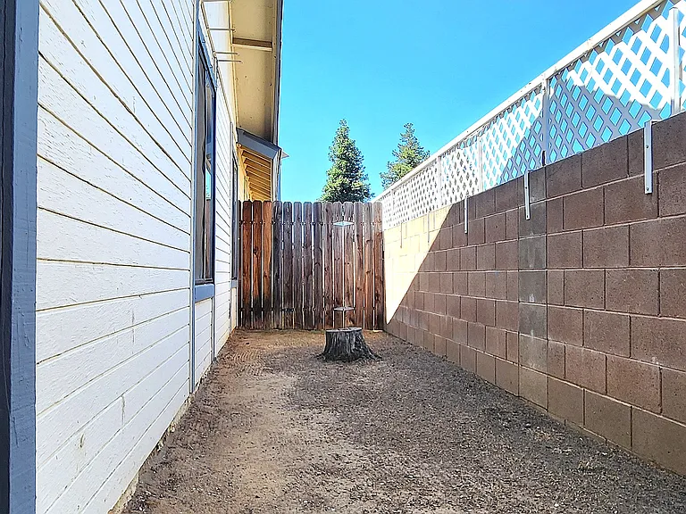 6.5'x30' Side Yard