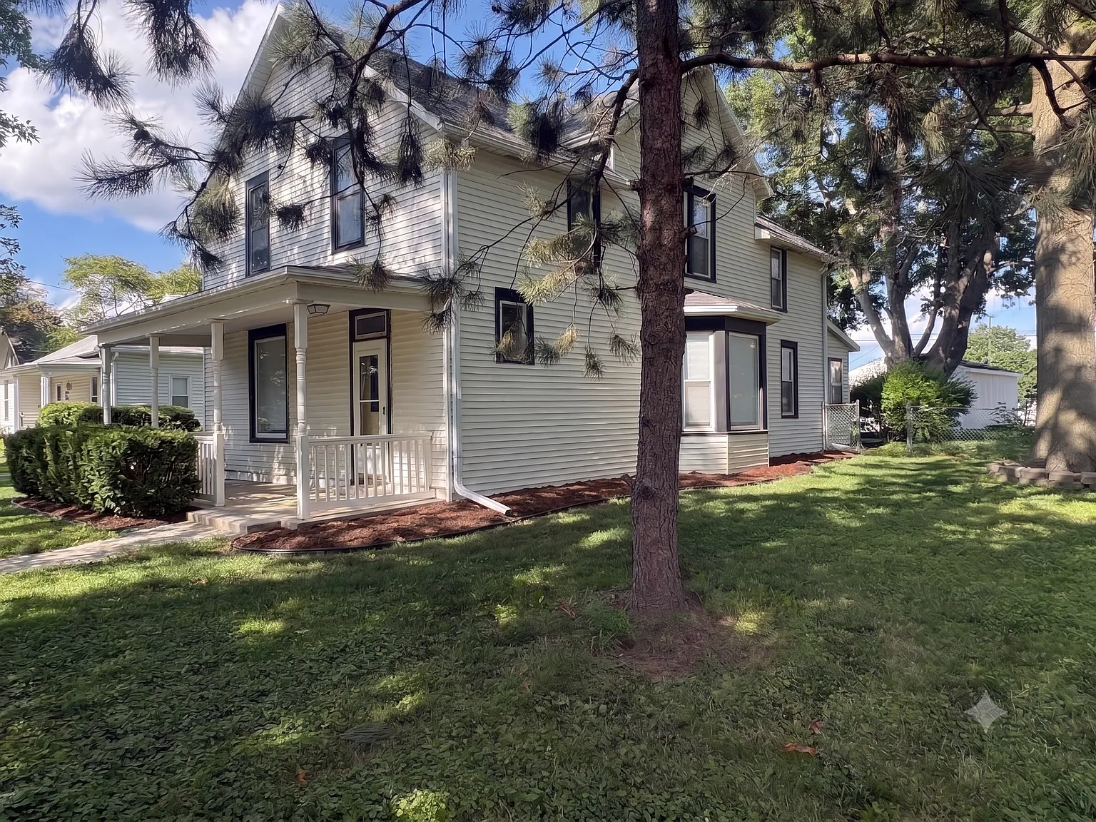 4 bed, 1949 sqft, $2,395 — Photo 1