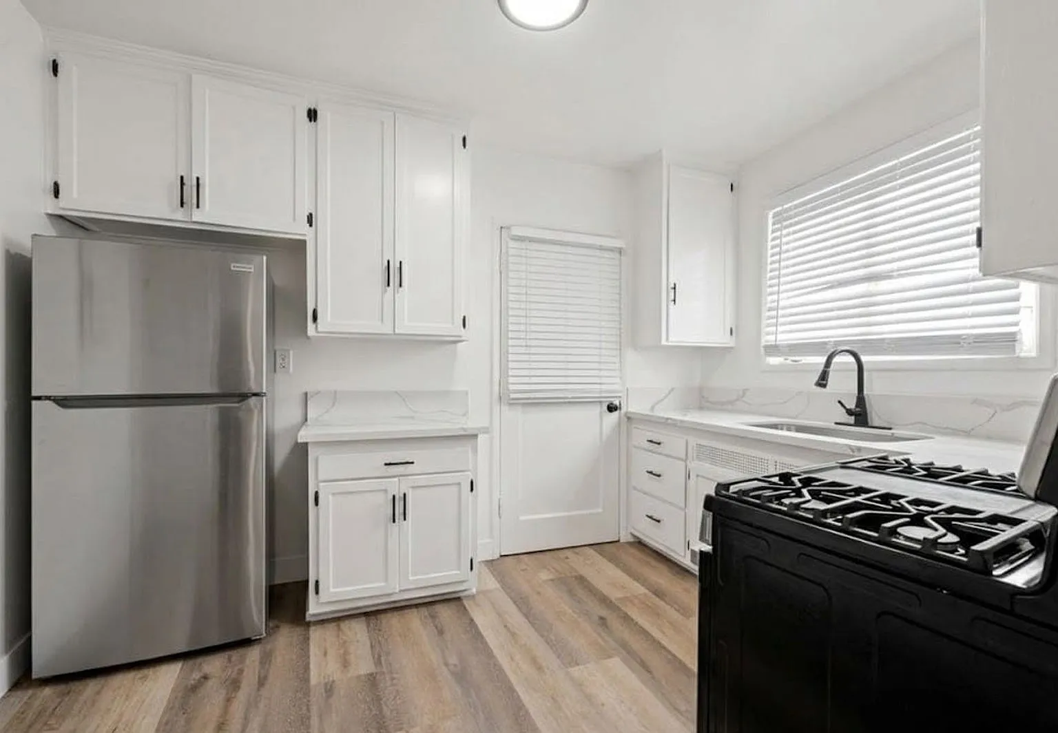 2 bed, 1.0 bath, 825 sqft, $2,062 — Photo 3
