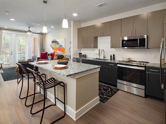2nd image of 915 Glenwood Ave SE #3376150