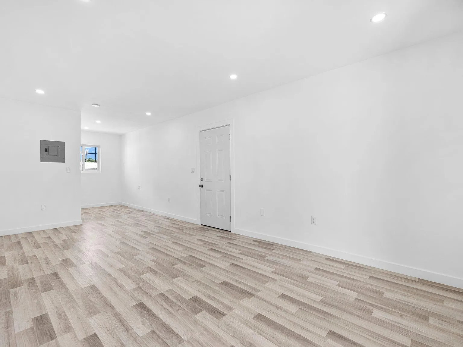 2 bed, 800 sqft, $2,100 — Photo 3