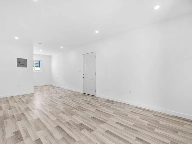 112 SW 11th Ave #3 — Photo 3
