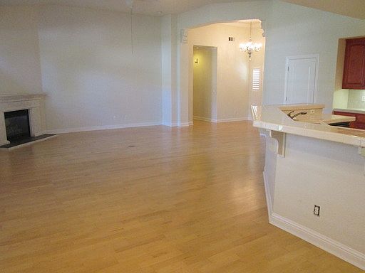 4th image of 2685 Paradise Dr