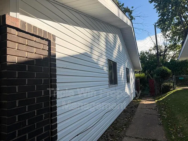 3 bed, 2.0 bath, 1645 sqft, $1,595 — Photo 4