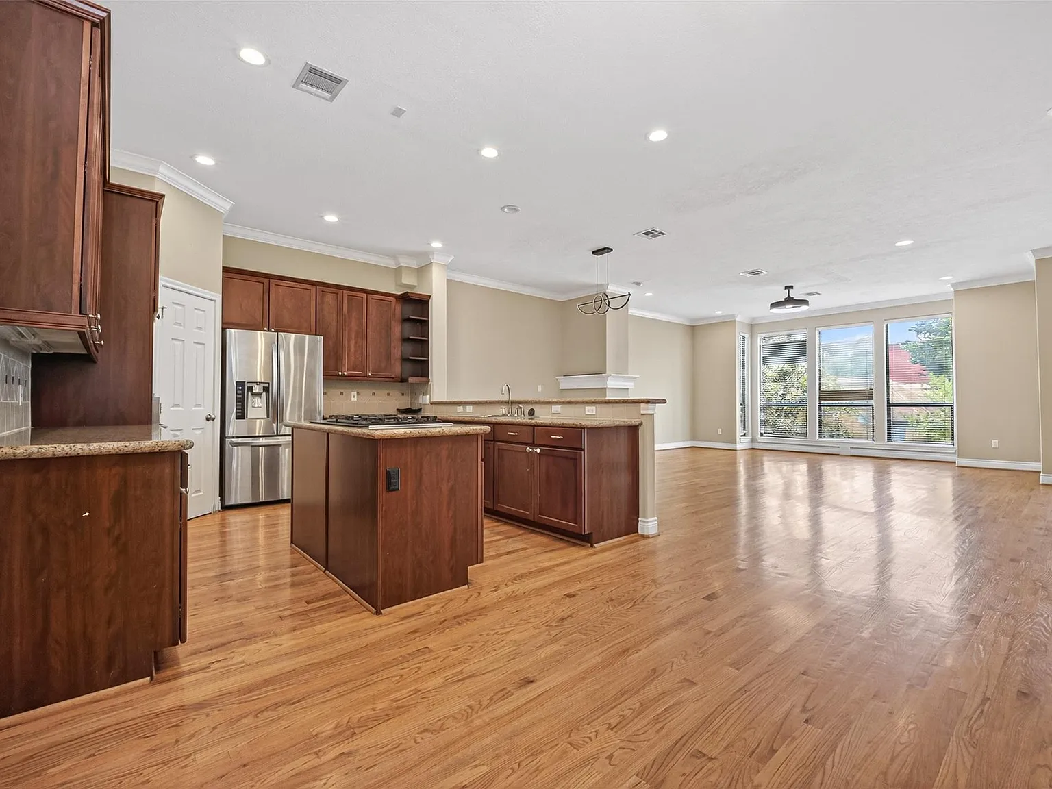 3 bed, 3.5 bath, 2510 sqft, $2,900 — Photo 4