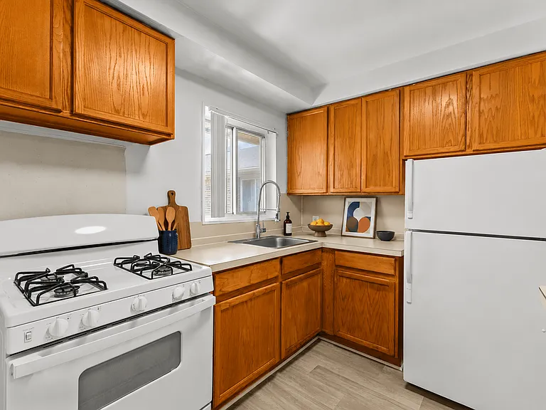 Oak Park Manor Apartments & Townhomes — Photo 41