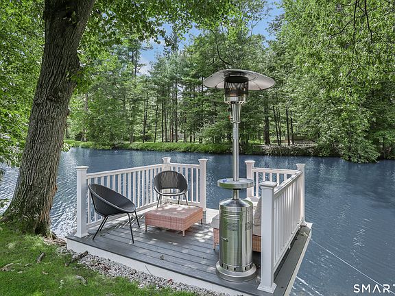 3rd image of 21 Woods Grove Road