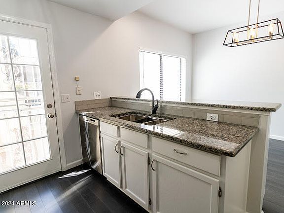 5th image of 1017 E MARYLAND Avenue #107