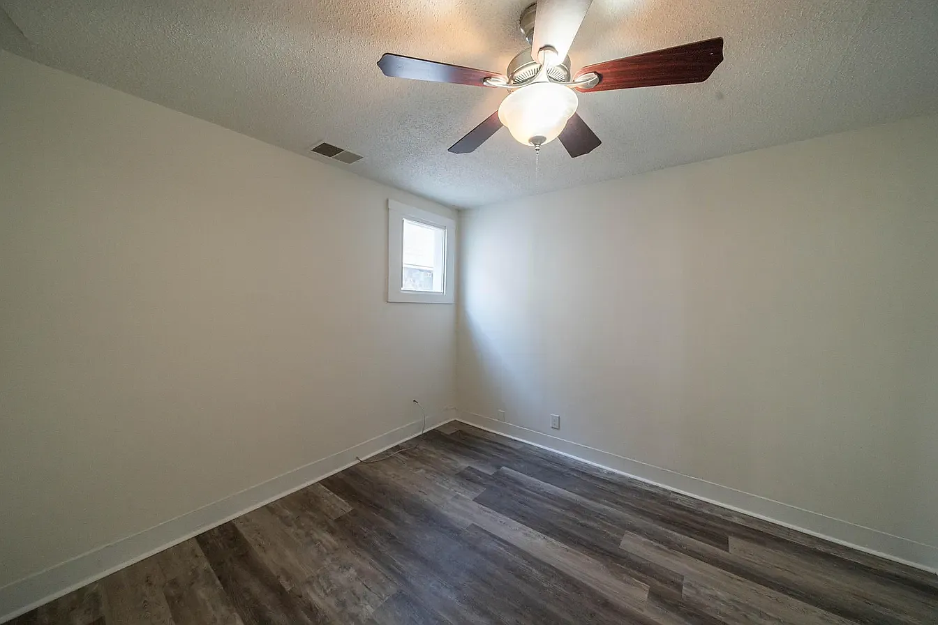 837 E Burnett Ave — Photo 3
