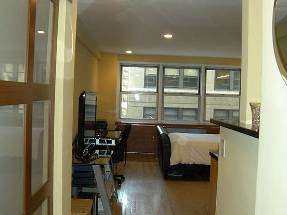 3rd image of 321 E 45th St APT 6F