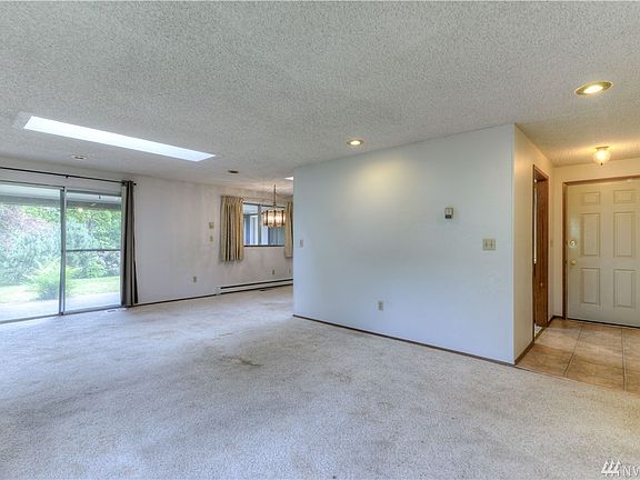 5th image of 3610 Surrey Dr NE