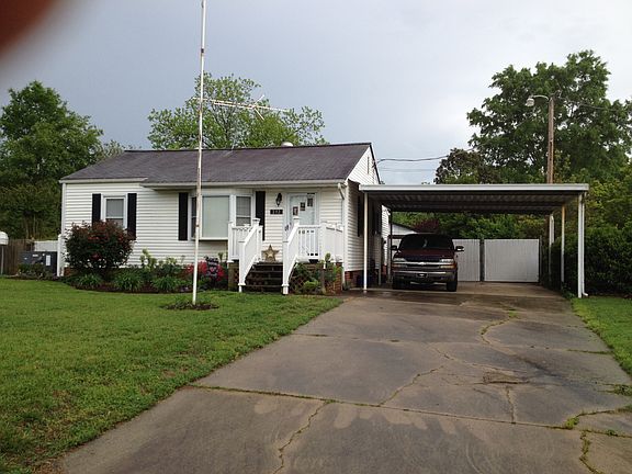 Front of house w carport