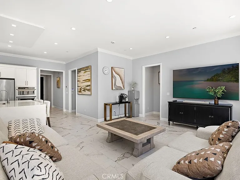 72 Henson — Photo 6