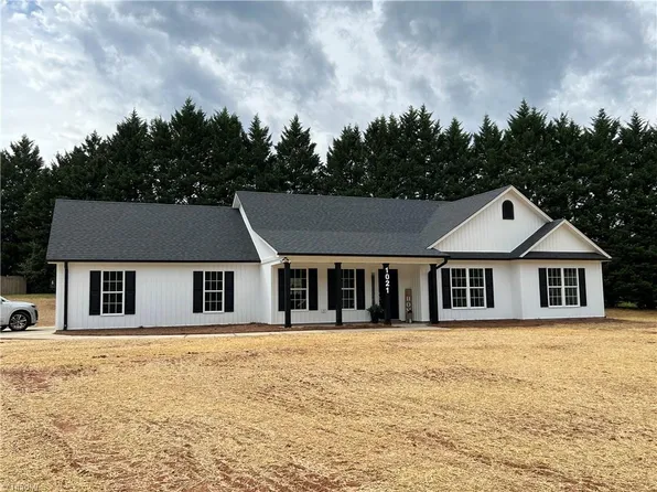 1021 Lee Acres Dr, Walnut Cove, NC 27052