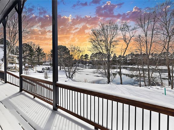 3rd image of 914 Paradise Ln