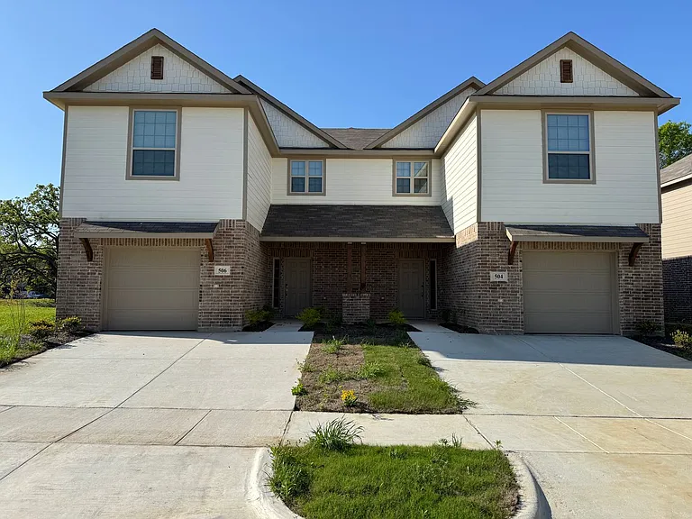 504 Saddle Ln — Photo 1