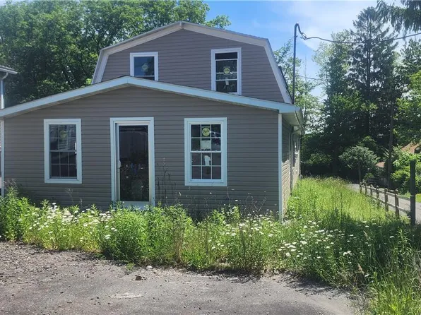 27 Sterling Rd, Mount Pocono, PA 18344