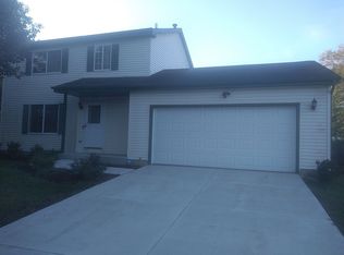 517 E Shag Bark Ln, Streamwood, IL 60107