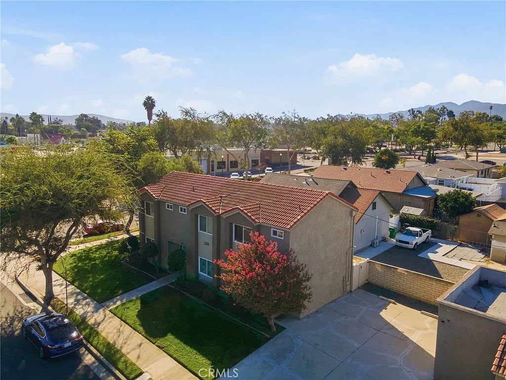 2 bed, 1.5 bath, 832 sqft, $2,350 — Photo 3