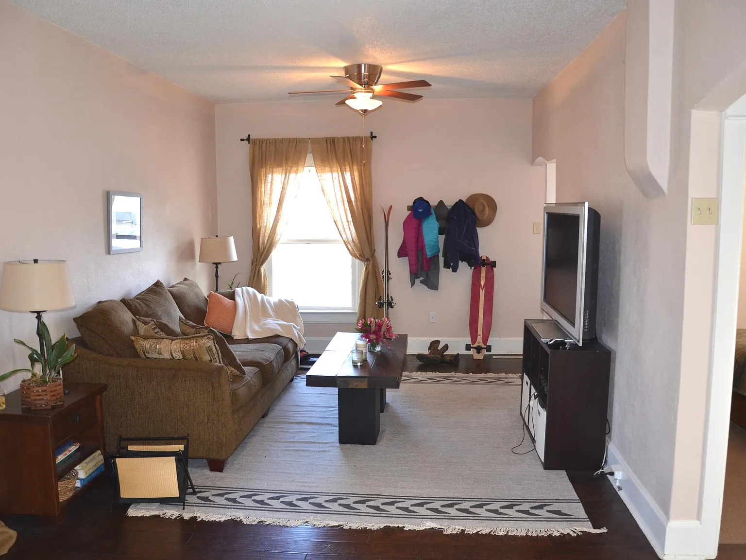 2 bed, 950 sqft, $2,300 — Photo 3