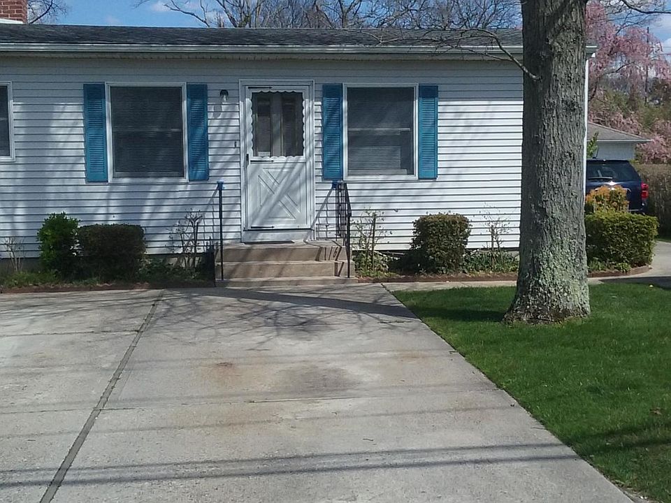 Front entrance and driveway parking.