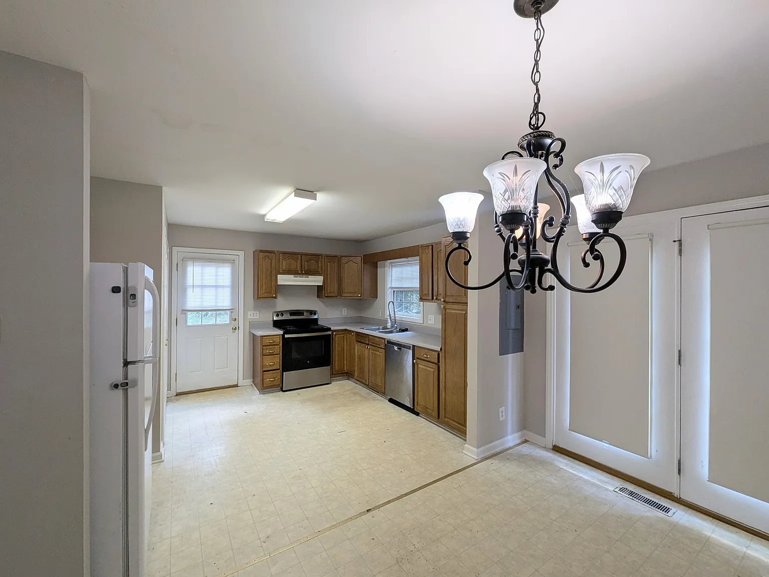 3 bed, 1200 sqft, $1,100 — Photo 3