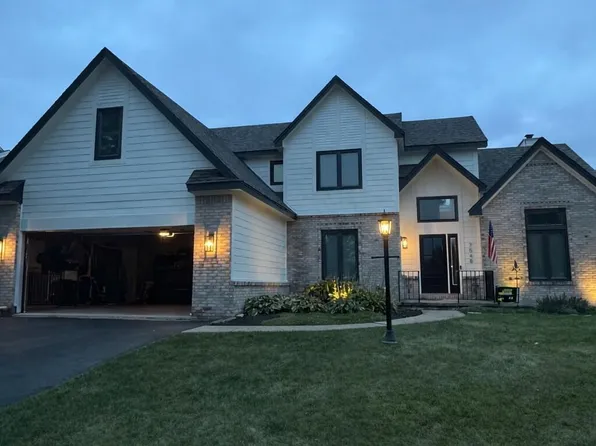 7548 Red Pines Dr, Sylvania, OH 43560