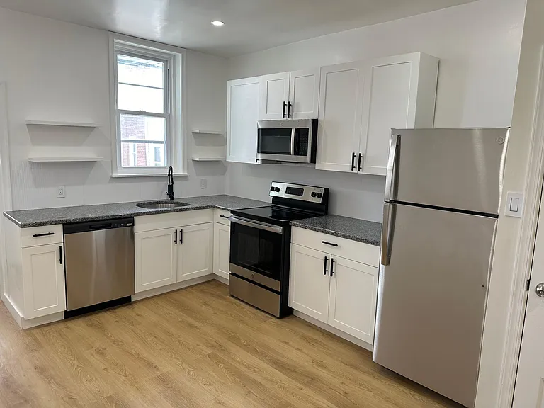 5707 N Woodstock St — Photo 8