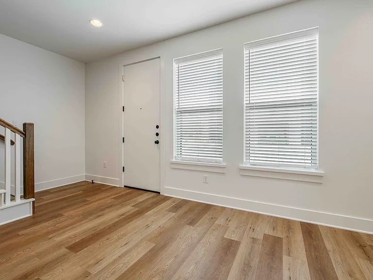 200 Live Oak St E — Photo 7