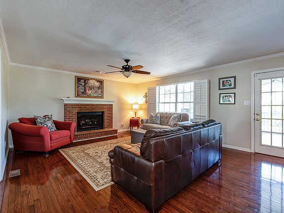 3rd image of 3126 Whispering Oaks Dr