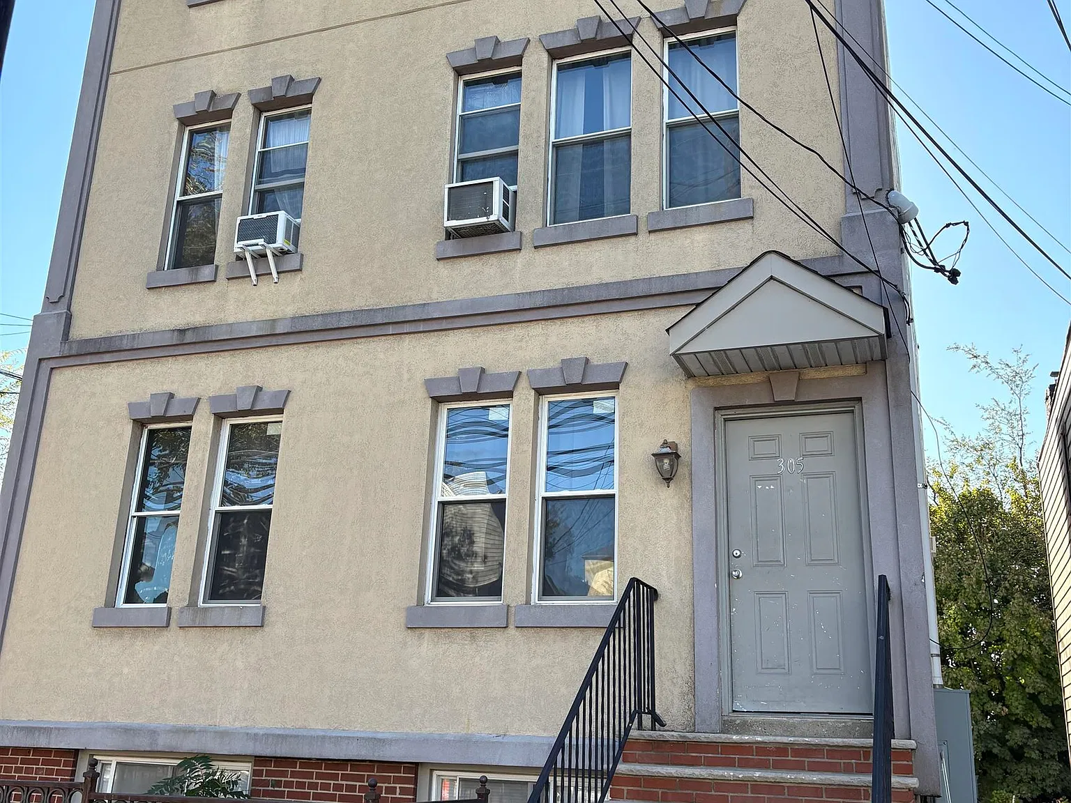 2 bed, 1.0 bath, 724 sqft, $2,300 — Photo 1