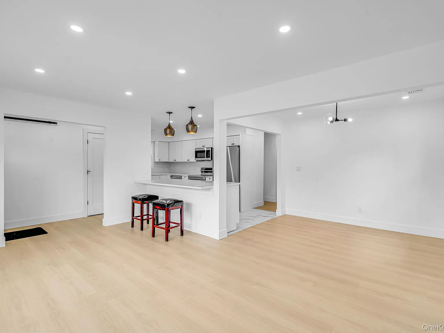 3 bed, 2.0 bath, 992 sqft, $3,995 — Photo 2