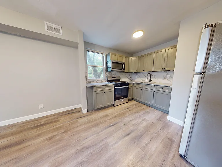 132 Goodall St #R — Photo 4