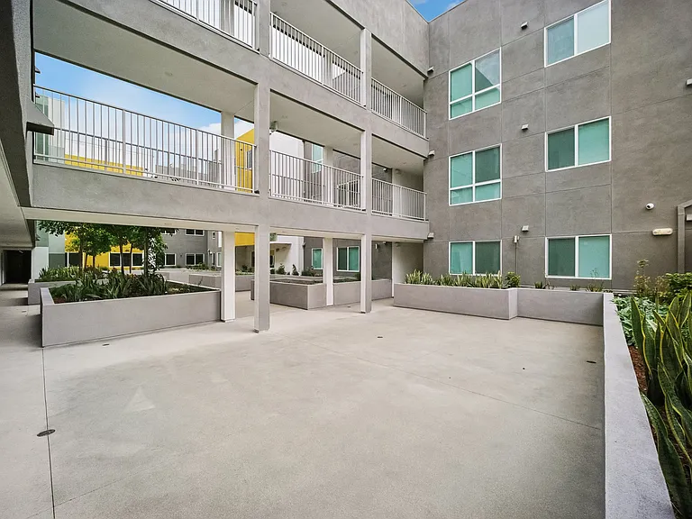 Bermuda Court — Photo 18
